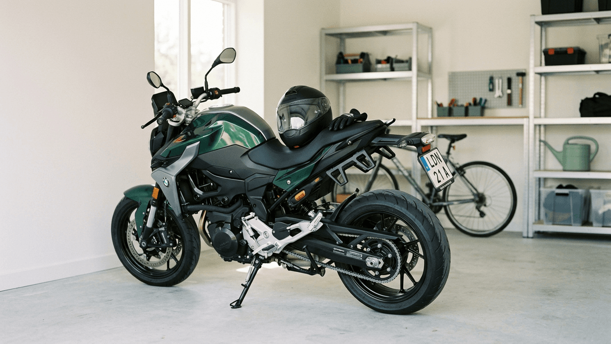 Seguro moto caída aparcada: qué cubre si se cae o alguien la tira