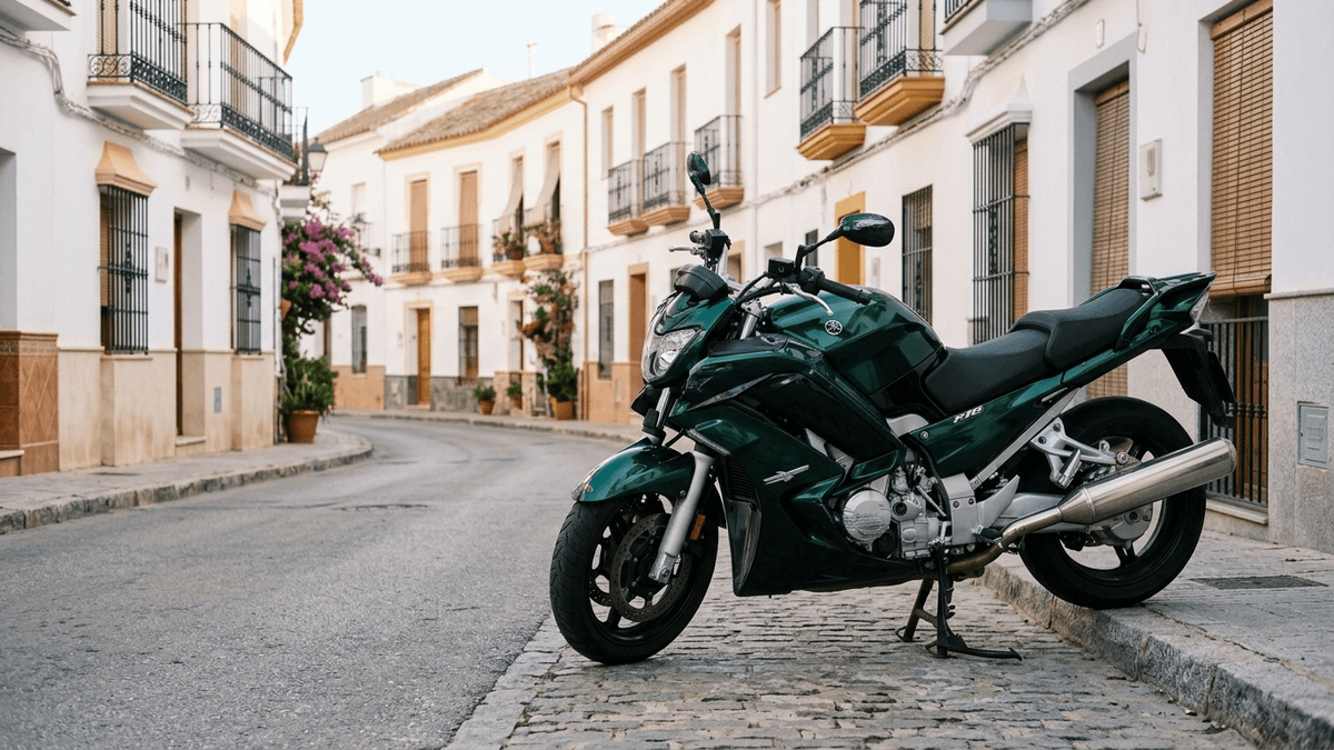 Seguro moto si te caes solo: qué cubre si la caída es en marcha, aparcada o con tercero